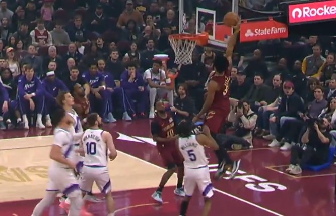 KAIYUN-上来先扣一个！阿伦高高跃起抢断 随后快下接加兰抛传空接暴扣