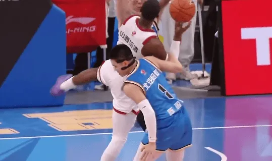 KAIYUN-陈盈骏防守中直接拉倒迪亚洛，随后奈特冲向前者进行理论