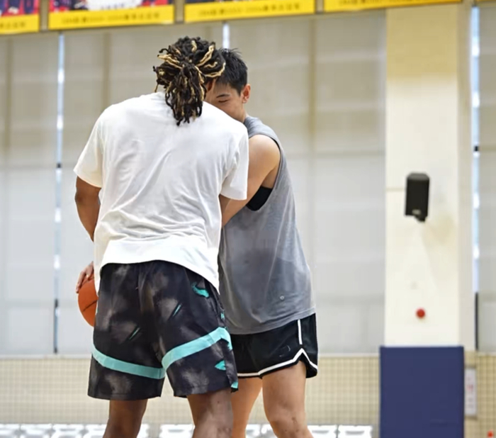 省钱了！麦考尔特训崔永熙过人，强化进攻技巧，有望年后复出！|广东|帕特里克-麦考|胡明轩|徐杰|训练_新浪体育_新浪新闻