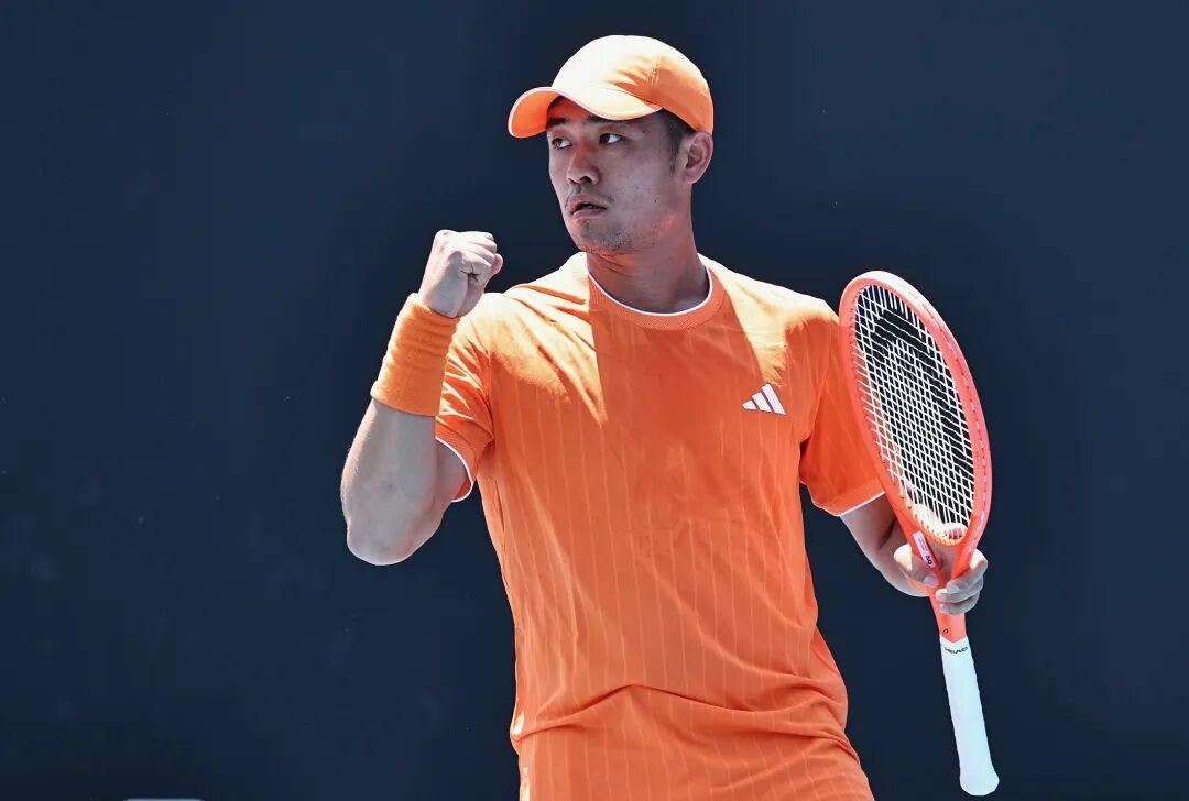 开云体育-澳网正赛首轮收官日：王欣瑜93分钟打卡下班，吴易昺淘汰“击败过德约”的意大利选手