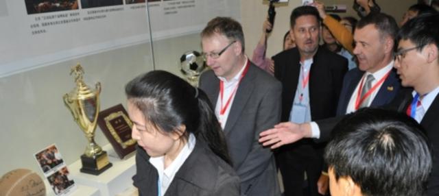 开云APP-机不可失!万国群星开卖著名画作 教你如何画梅西